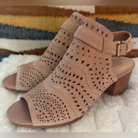 Bella Vita Fonda Sandals Pink Suede Perforated Slingback Block Heel Size 9M NWOB - Picture 1 of 8